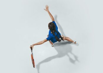 Una niña jugando al tenis